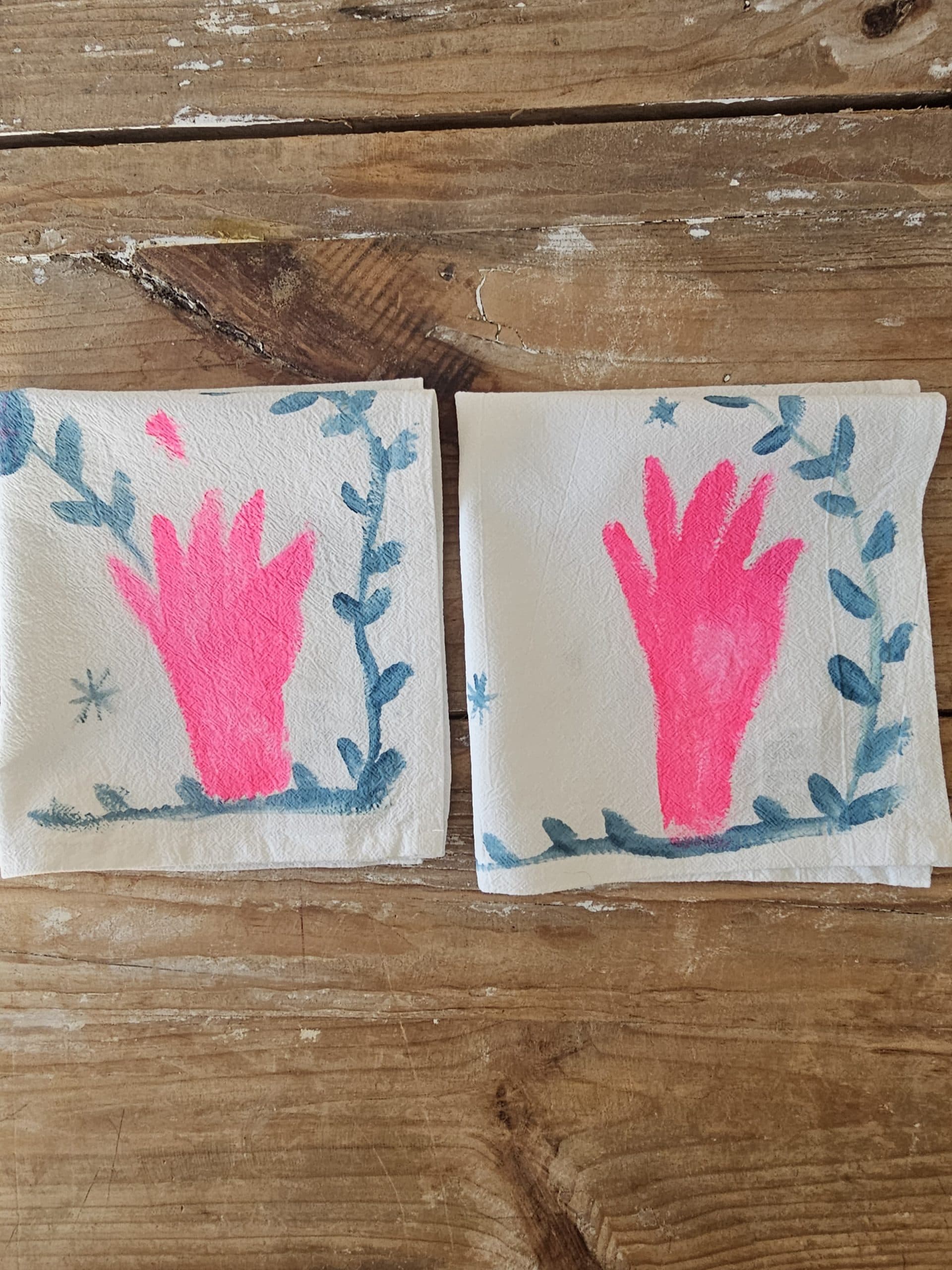 Set de 2 Servilletas de Algodón 100% Pintadas a Mano – Diseño Manos (40x40 cm) · 02