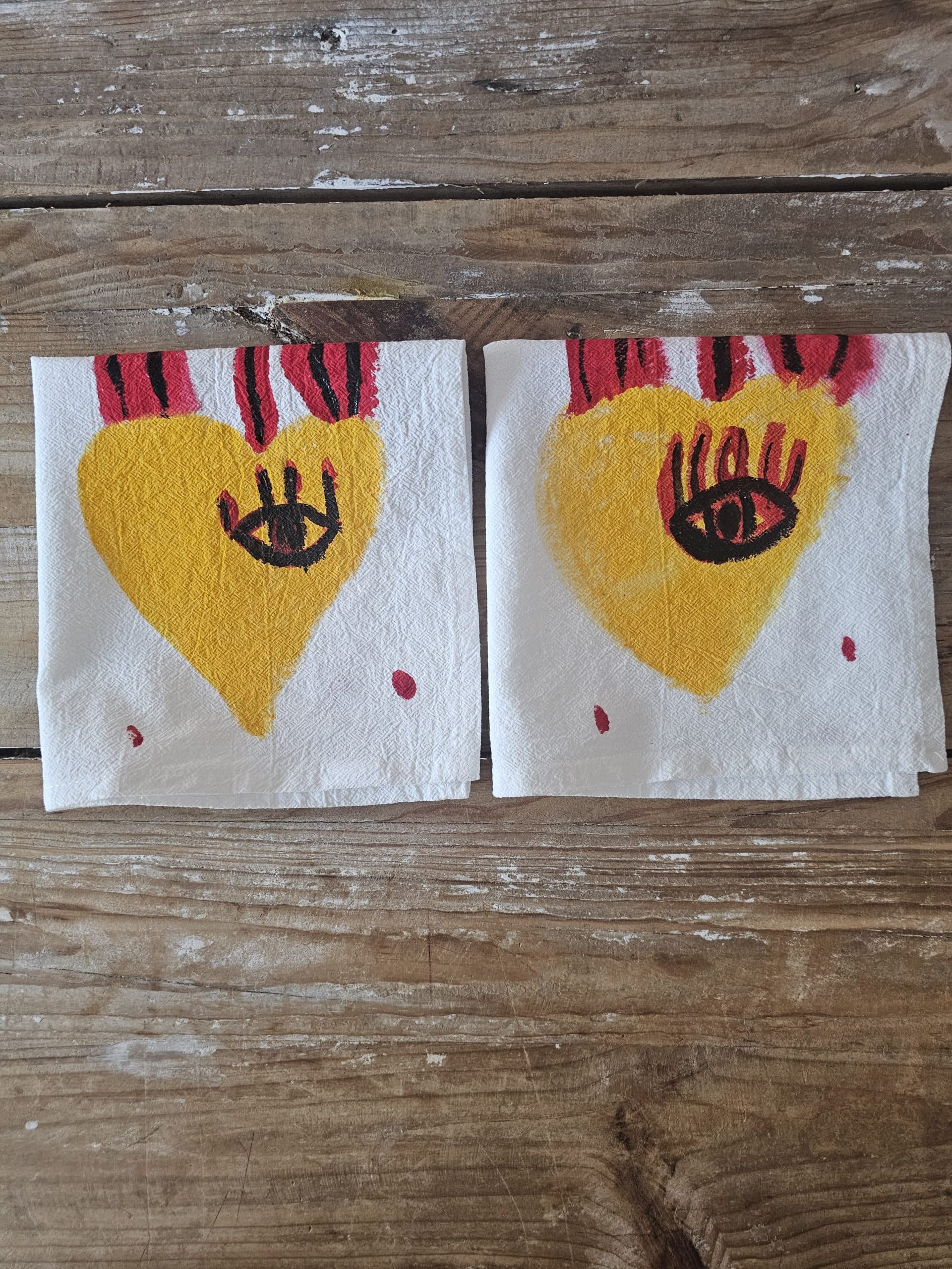 Set de 2 Servilletas de Algodón 100% Pintadas a Mano – Corazón llamas 1 (40x40 cm) · 03