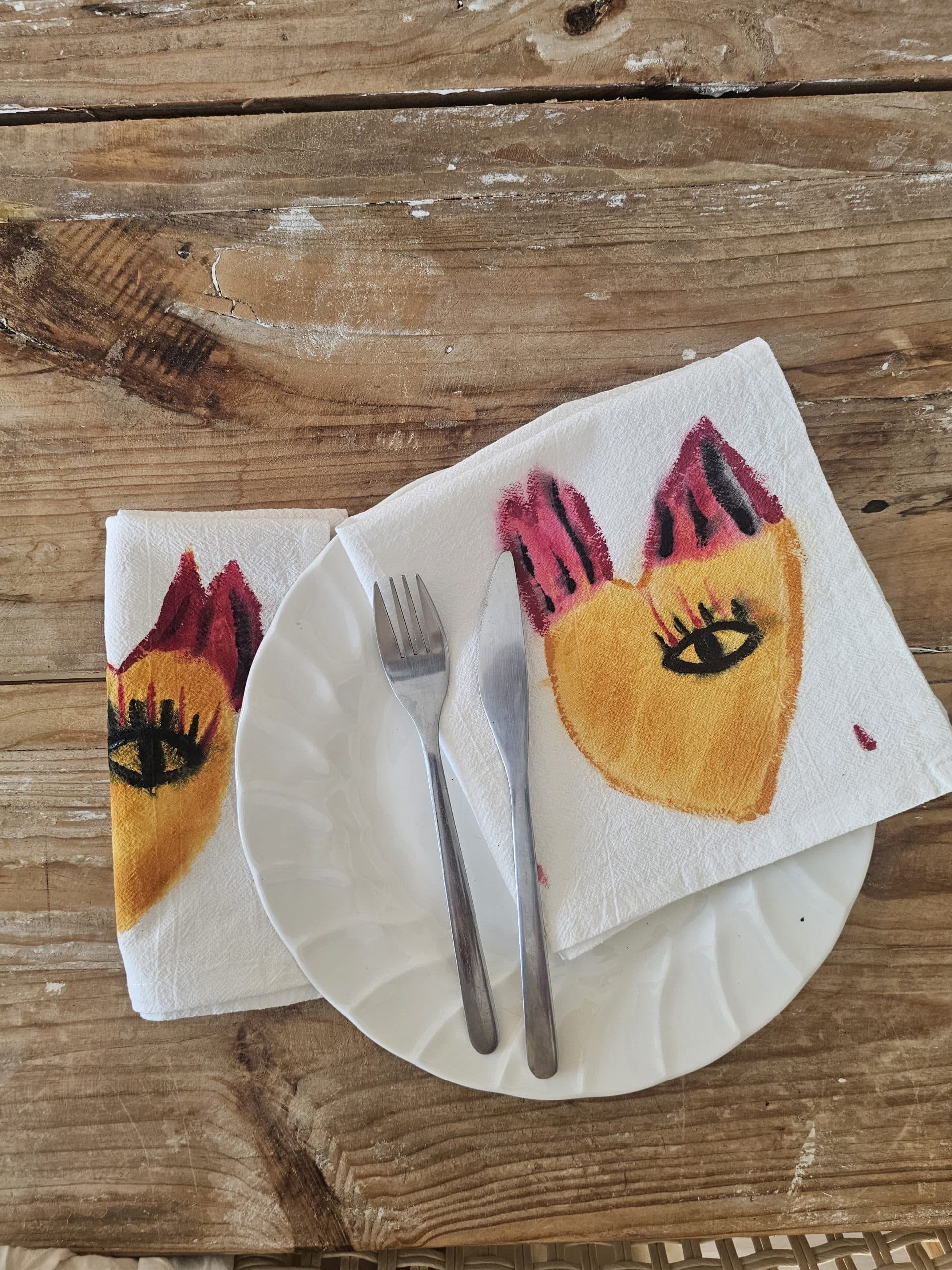 Set de 2 Servilletas de Algodón 100% Pintadas a Mano – Corazón llamas 2 (40x40 cm)