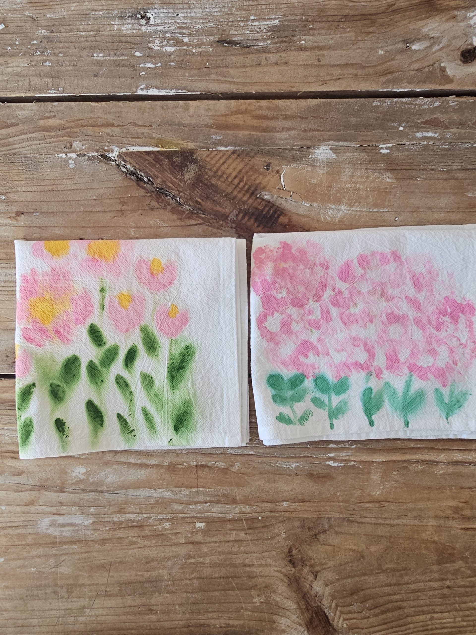 Set de 2 Servilletas de Algodón 100% Pintadas a Mano – Diseño Rosa (40x40 cm) · 02