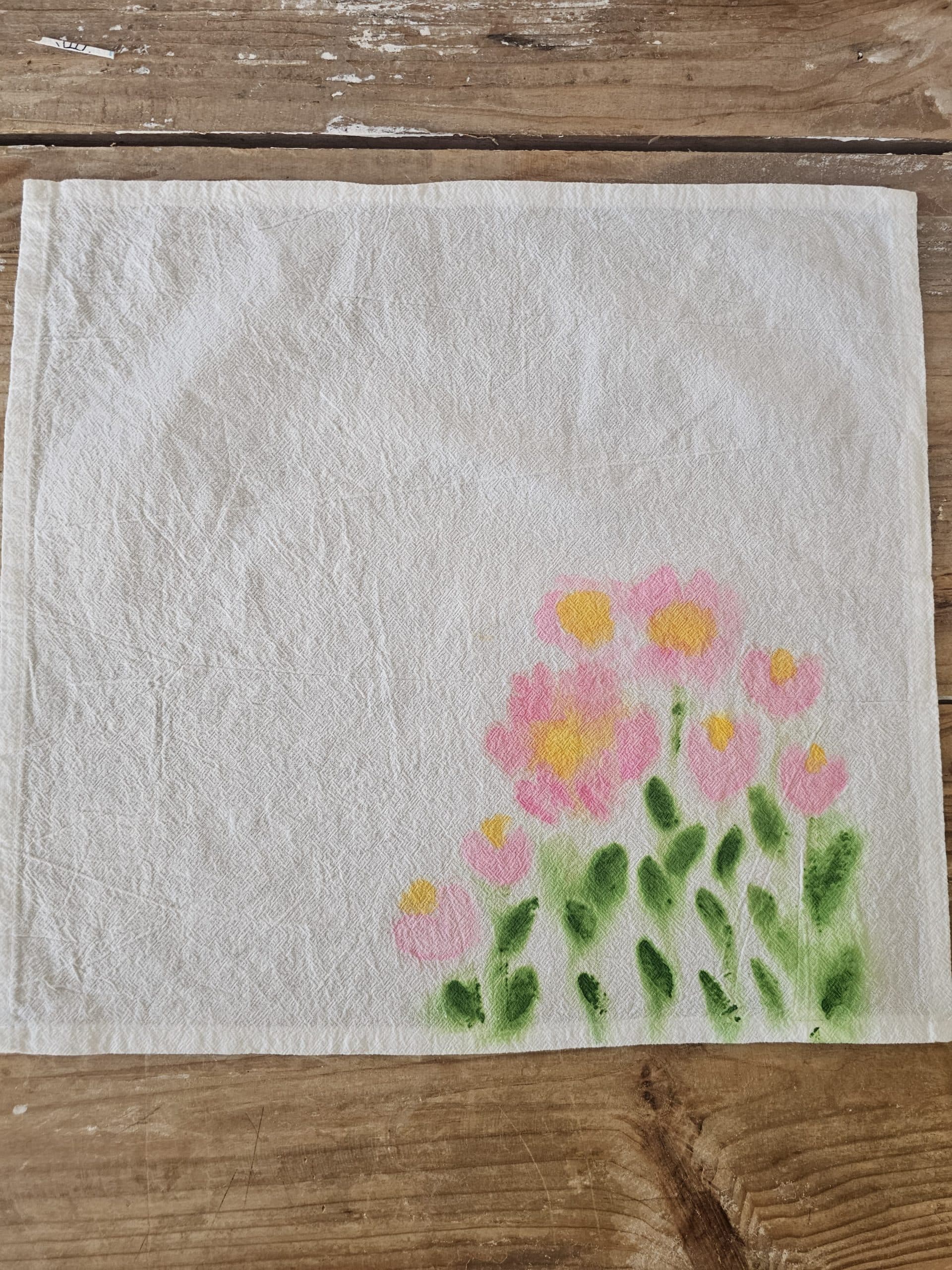 Set de 2 Servilletas de Algodón 100% Pintadas a Mano – Diseño Rosa (40x40 cm) · 03